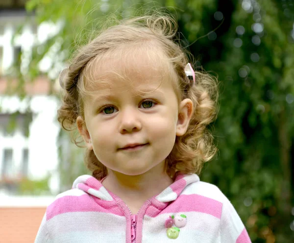 Egy Kétéves Lány Portréja Parkban — Stock Fotó