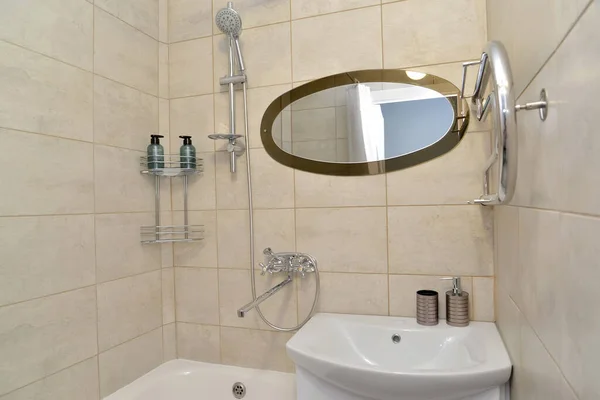 Detalle Baño Con Espejo Ovalado —  Fotos de Stock
