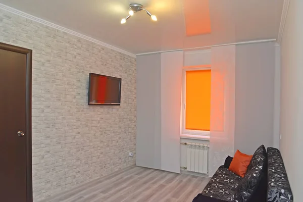 窓にオレンジのローラーブラインド付きのリビングルーム ロフト要素と現代的なミニマリズム — ストック写真