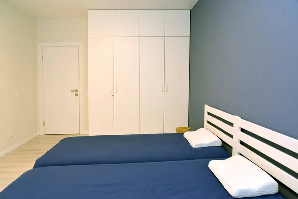 二つのベッドと現代の寝室のワードローブ — ストック写真