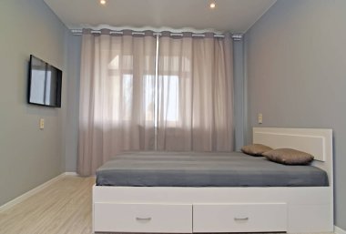 Penceresi perdeli yatak odası