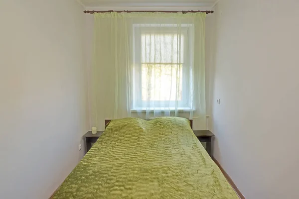 ベッドと窓のある寝室の内部の断片 — ストック写真