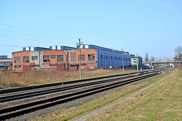 加里宁格勒运输厂的铁路轨道和生产车间 — 图库照片