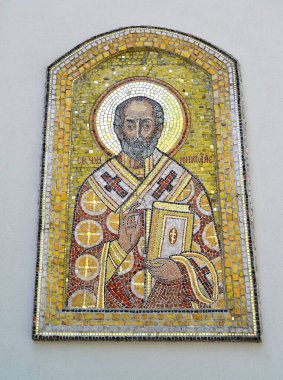 Aziz Niklas Kilisesi 'nin duvarında Aziz Niklas' ın mozaik simgesi. Kaliningrad