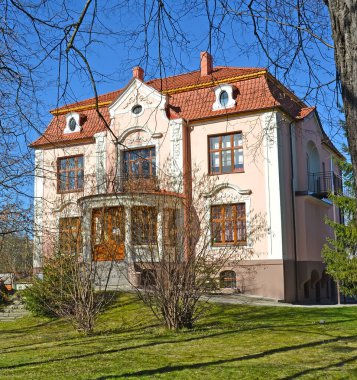 Villa Honkamp (1905) güneşli bir bahar gününde. Kaliningrad