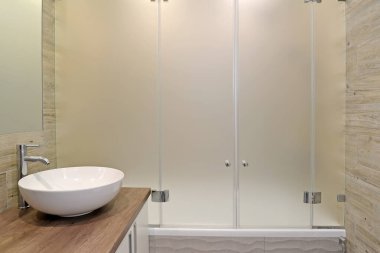 Banyoda lavabonun üstünde. Eşitlikçilik