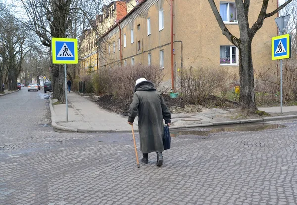 Una Anciana Cruza Carretera Calle Kommunalnaya Kaliningrado — Foto de Stock