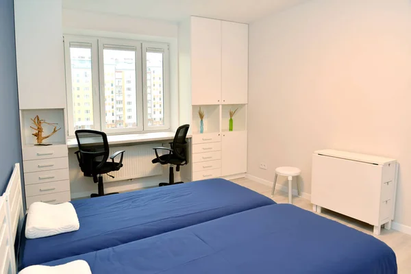 Moderne Slaapkamer Witte Blauwe Kleuren Binnenlandse Zaken — Stockfoto