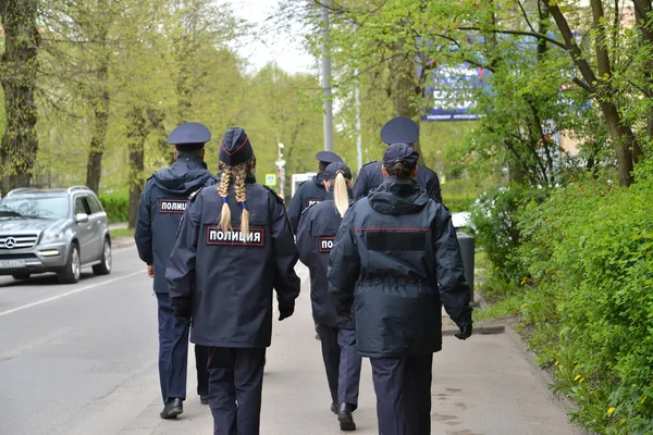 Kaliningrad Russia Mayıs 2021 Polis Memurları Şehir Caddesi Boyunca Yürüyor — Stok fotoğraf