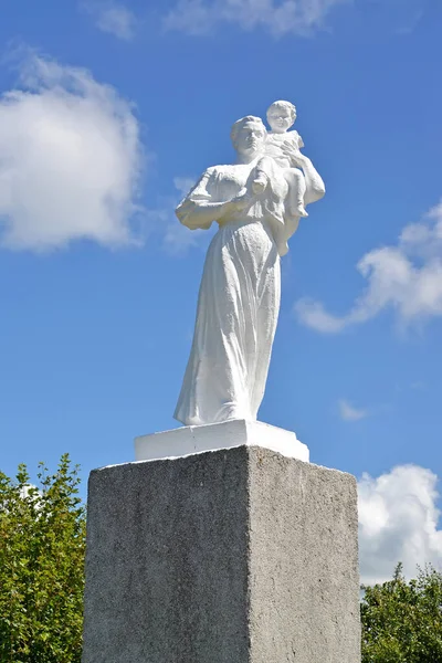 Baltiysk Rússia Julho 2020 Escultura Mulher Com Uma Criança Fundo — Fotografia de Stock