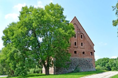 Preussisch-Eylau şatosunun bir yaz gününde bir parçası. Bagrationovsk, Kaliningrad bölgesi