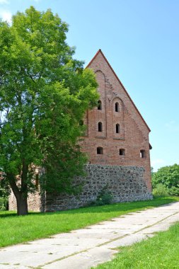 Preussisch-Eylau şatosunun bir yaz gününde bir parçası. Bagrationovsk, Kaliningrad bölgesi