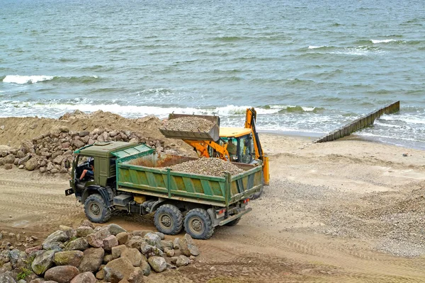 Zelenogradsk Russia June 2021 Loading Rubble Back Truck Shore Baltic — Stock Photo, Image