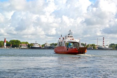 KALININGRAD, RUSSIA - EYLÜL 01, 2021: 1. sınıflar ve veliler ciddi bir çizgide dururlar. Bilgi Günü
