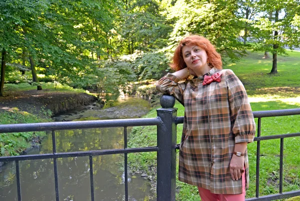 Rudovlasá Žena Opírá Zábradlí Park Stream Kaliningrad — Stock fotografie