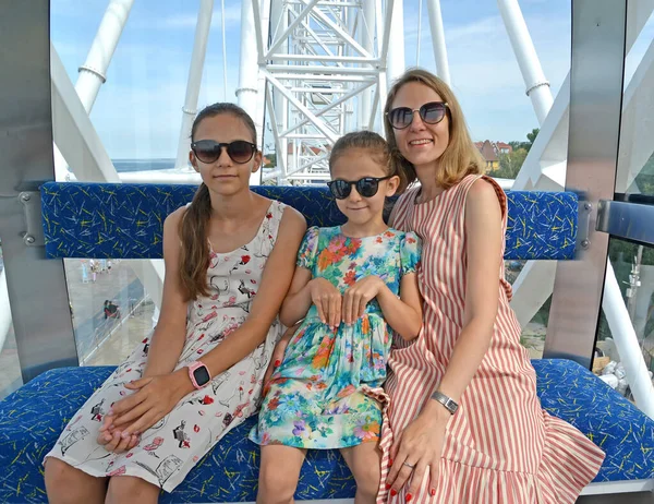 Une Famille Lunettes Soleil Roule Sur Une Grande Roue Zelenogradsk — Photo