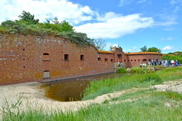 Utflykt Grupp Nära Fästningen Muren Flottans Fort West Baltijsk Kaliningradregionen — Stockfoto