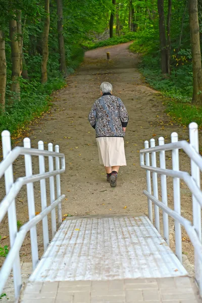 Elderly Woman Walks Path Park Guryevsk Kaliningrad Regio — Stock Photo, Image