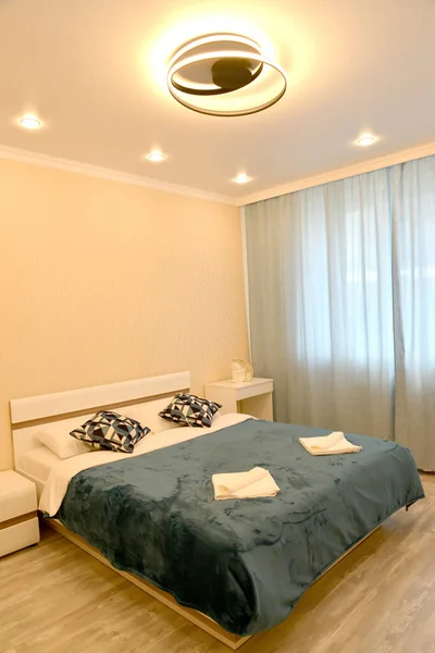 Dormitorio Con Una Lámpara Original Estilo Moderno —  Fotos de Stock