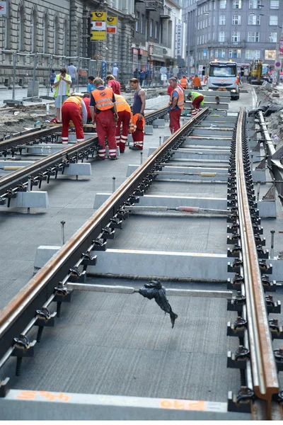 ロードの労働者はプラハのトラム路線を修復します。 — ストック写真