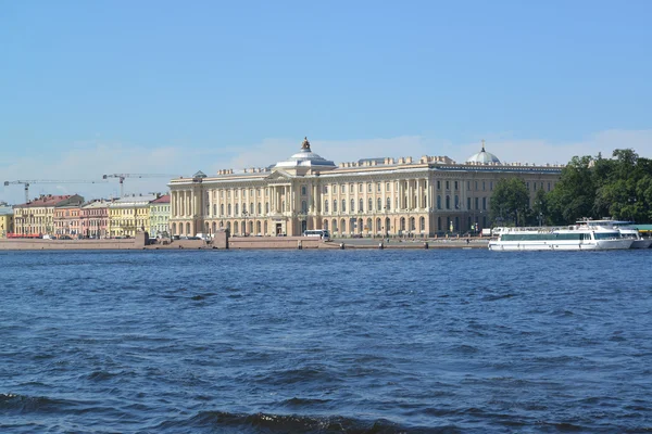 Санкт-Петербург. вид на набережну університетською та Академії — стокове фото