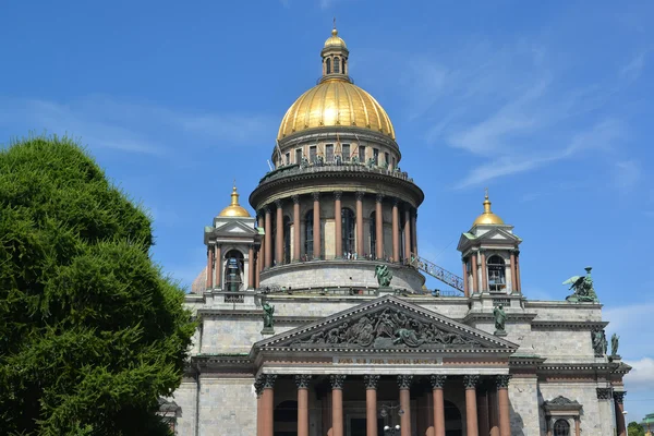 Санкт-Петербург. Фрагмент Исаакиевского собора в летний день — стоковое фото