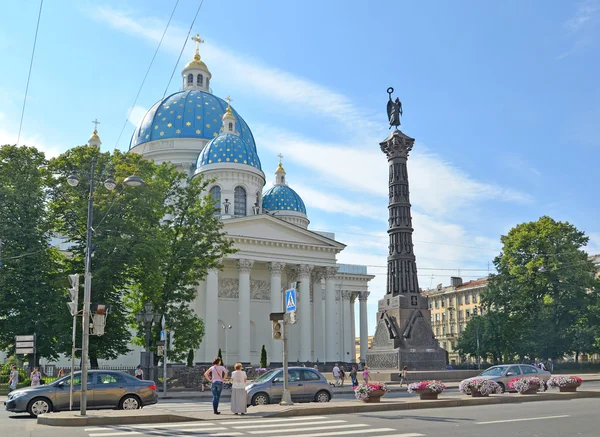 Catedral de Troitse-Izmaylovsky y columna de Slava en San Petersbu — Foto de Stock