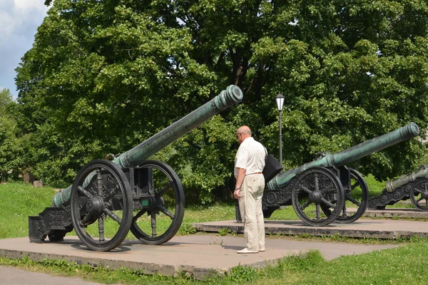 Starszy turysta analizuje xviii wieku broni. St. petersburg — Zdjęcie stockowe