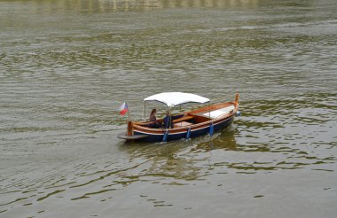 genç çifti vltava, Çek nehirden aşağı kürek gider 