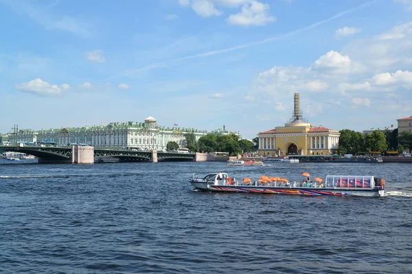 São Petersburgo. O navio fluvial flutua através de Neva — Fotografia de Stock