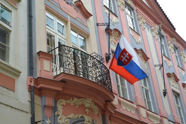 Nationalflagge der Slowakischen Republik auf dem Botschaftsgebäude — Stockfoto