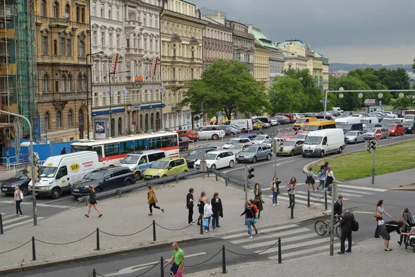 Tsjechië, Praag. uitzicht op de levendige straat — Stockfoto