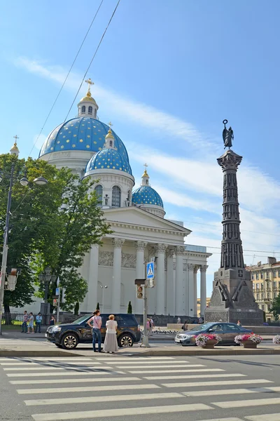 Troitse-izmaylovsky kathedraal en de slava kolom in st. petersbu — Stockfoto