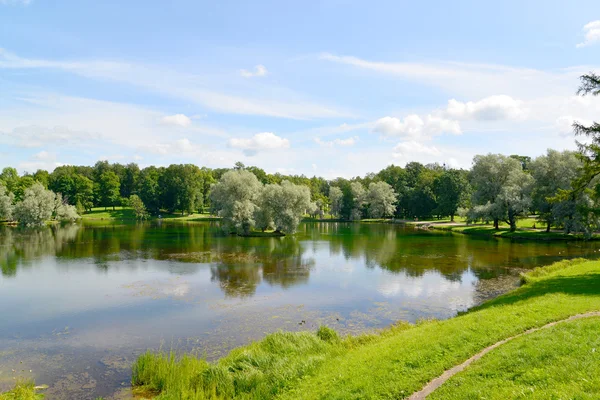 Pohled na jezero v gatchina parku — Stock fotografie