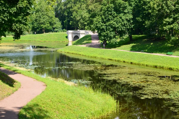 Vista di Karpin uno stagno e il ponte nel parco Gatchina — Foto Stock