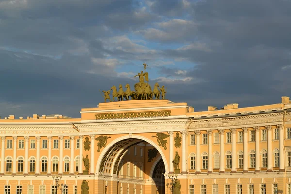 El arco del edificio del Estado Mayor brillaba con vigas de la —  Fotos de Stock