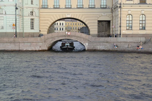 Saint-Pétersbourg. Vue du pont Ermitazhny et de la flûte traversière d'hiver — Photo