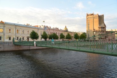 St. petersburg. askıya alınmış pochtamtsky köprü görünümü