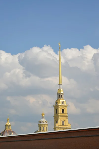 Sint-petersburg. Petrus en Paulus kathedraal klokkentoren — Stockfoto