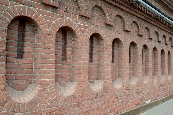 红砖墙的旧楼在圣彼得斯堡 — 图库照片