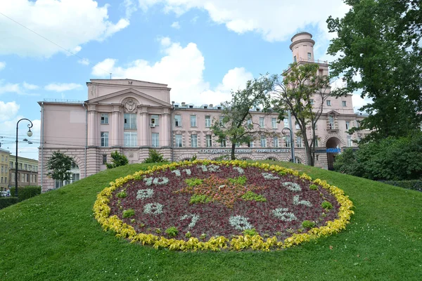 San Petersburgo. Reloj de flores contra la Universidad Estatal ITMO — Foto de Stock