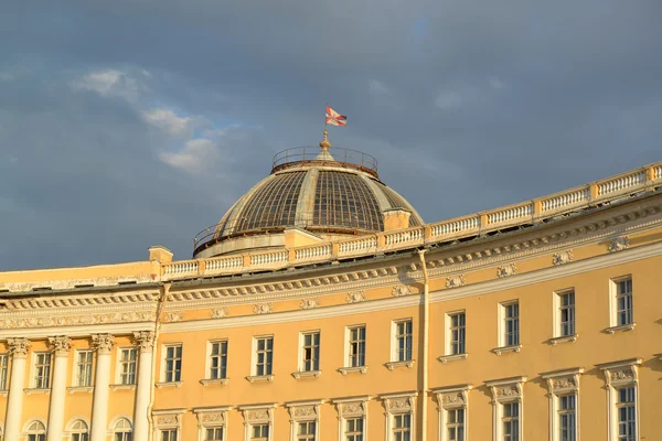 San Petersburgo. El fragmento del edificio del Estado Mayor brilla —  Fotos de Stock