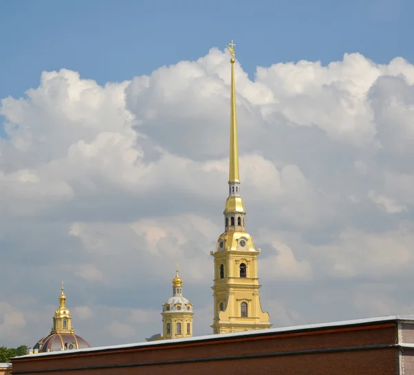 San Petersburgo. Campanario de la Catedral de Pedro y Pablo — Foto de Stock