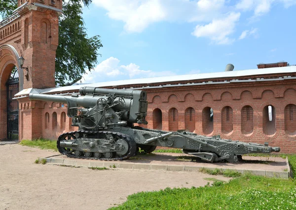 203-mm howitzer of a sample of 1931 (B-4) on caterpillar to the — Stock Photo, Image