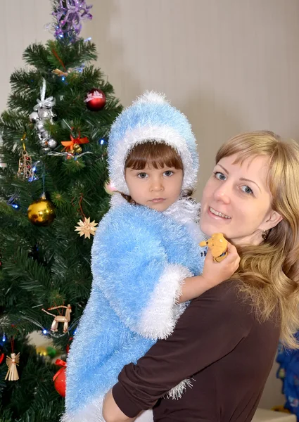 La jeune femme avec l'enfant dans un costume de la Vierge des neiges stan — Photo