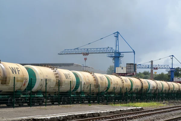 Estrutura de carga com produtos petrolíferos na estação ferroviária — Fotografia de Stock