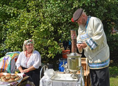yaşlı bir adam bir semaver Fuarı Ulusal yaratıcılık kindles