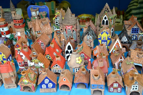 Verkauf von Keramik-Kerzenleuchtern in Form von alten Hütten bei fa — Stockfoto