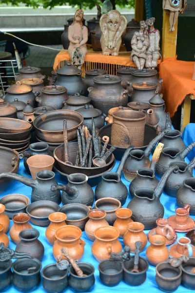 La vajilla cerámica del trabajo a mano en la feria de la creatividad nacional —  Fotos de Stock