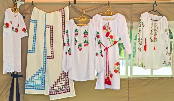 Sale of the embroidered female shirts at fair of national crafts — Stock Photo, Image